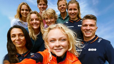 A group of people wearing the team NL shirt, making a selfie