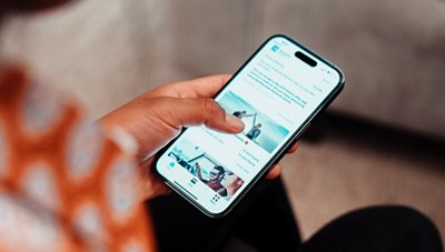 Hand holding smartphone © Alex Becher for Swisscard / American Express Schweiz