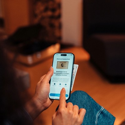 American Express card application on phone © Alex Becher for Swisscard / American Express Schweiz