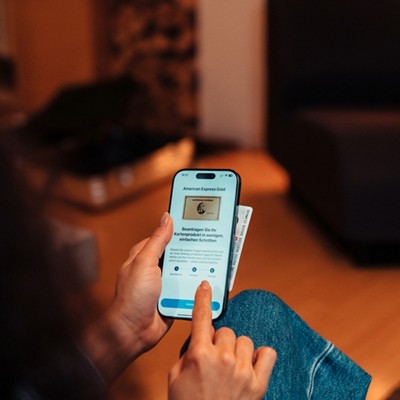 American Express card application on phone © Alex Becher for Swisscard / American Express Schweiz