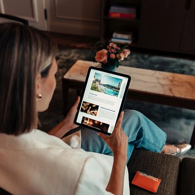 woman holding tablet © Alex Becher for Swisscard / American Express Schweiz