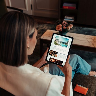 Woman holding a tablet © Alex Becher for Swisscard / American Express Schweiz