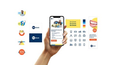Hand hält ein Smartphone mit DA direkt Versicherungsanzeige und Logos/Symbolen rund um das Telefon