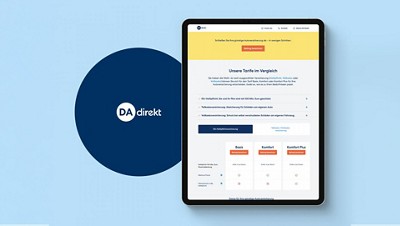 Tablet mit der Website der DA direkt Versicherung mit Anzeige zur Autoversicherung, Symbolen für Rabatte und Services