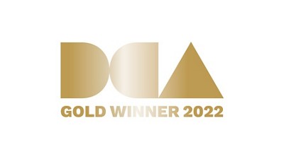 Gold-Gewinnerlogo für den DCA 2022 mit moderner Typografie und Formen in einem Farbverlauf aus goldenen Farbtönen.